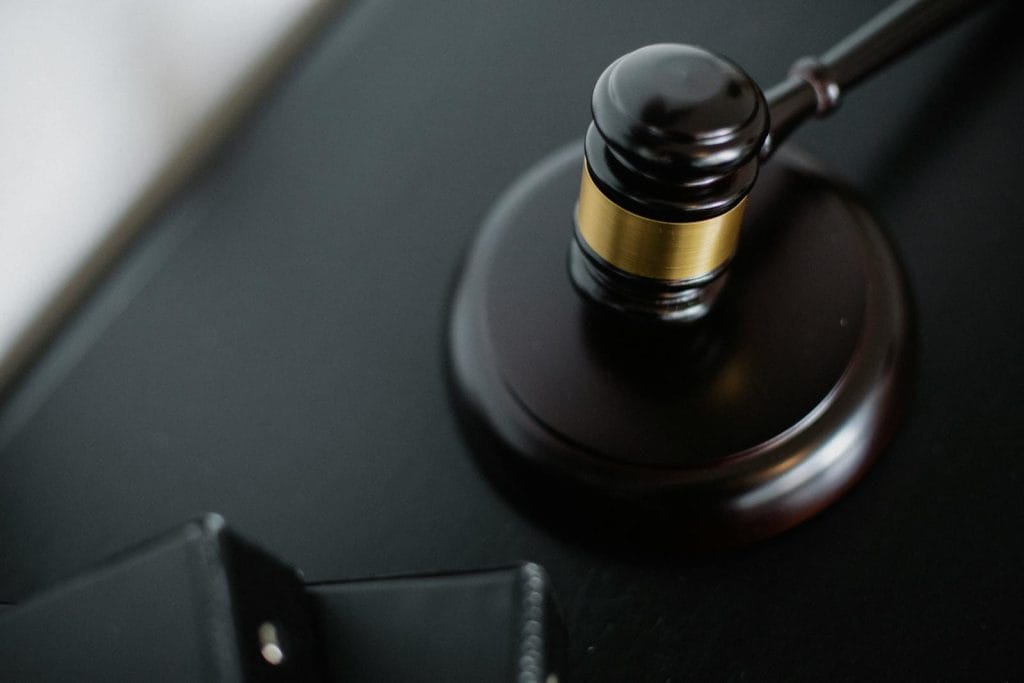 Família receberá indenização após bebê de 7 meses ser esquecido em creche 1 | Juristas Close-up Photo of a Wooden Gavel