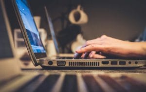 Comissão aprova internet gratuita para famílias de baixa renda com estudantes da rede pública 1 | Juristas person using silver laptop computer on desk