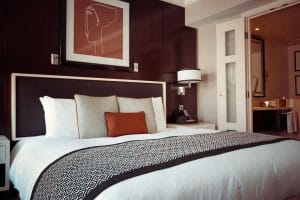 Plataforma é condenada a indenizar consumidora por divergências entre anúncio e condições da hospedagem 1 | Juristas Black and Grey Bedspread on Bed and Pillow