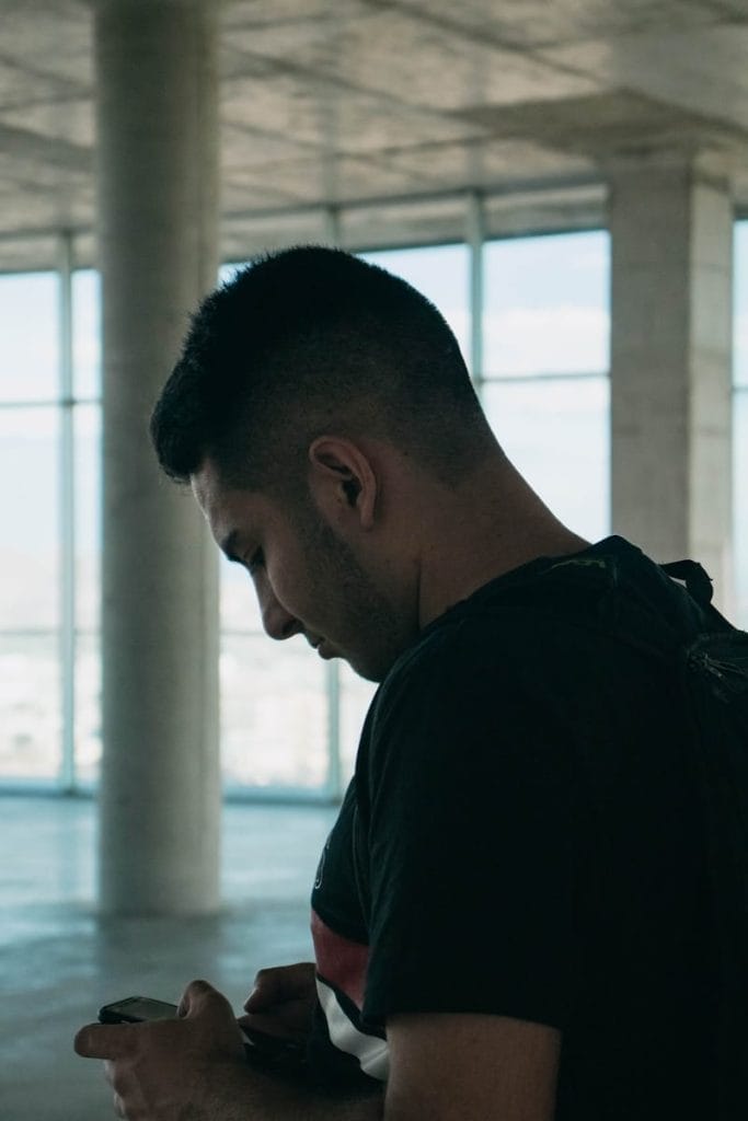 Modelo de Petição para Cessação de Ligações Telefônicas Abusivas e Indenização por Danos Morais Causados por Banco 2 | Juristas man wearing black top while using smartphone