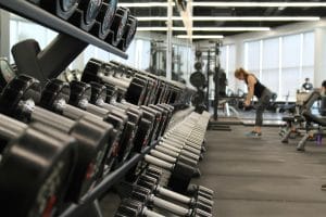 Governo federal gasta R$ 2 milhões com benefício de academias para servidores e avalia expansão 1 | Juristas woman standing surrounded by exercise equipment