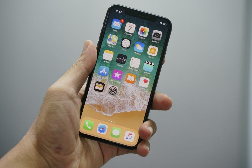 Modelo de contrato de locação de Iphone com opção de compra ao final do contrato 2 | Juristas person holding space gray iPhone 7