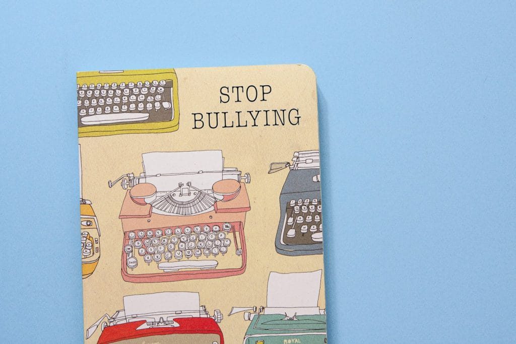 Modelo de petição de ação de reparação a título de danos morais e materiais por ser vítima de Bullying na escola 2 | Juristas white and red car illustration