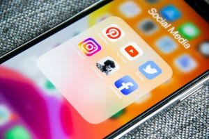 Utilização de Informações Públicas em Redes Sociais por Magistrado na Fundamentação de Medidas Cautelares é Admitida pelo STJ 1 | Juristas white and pink digital device