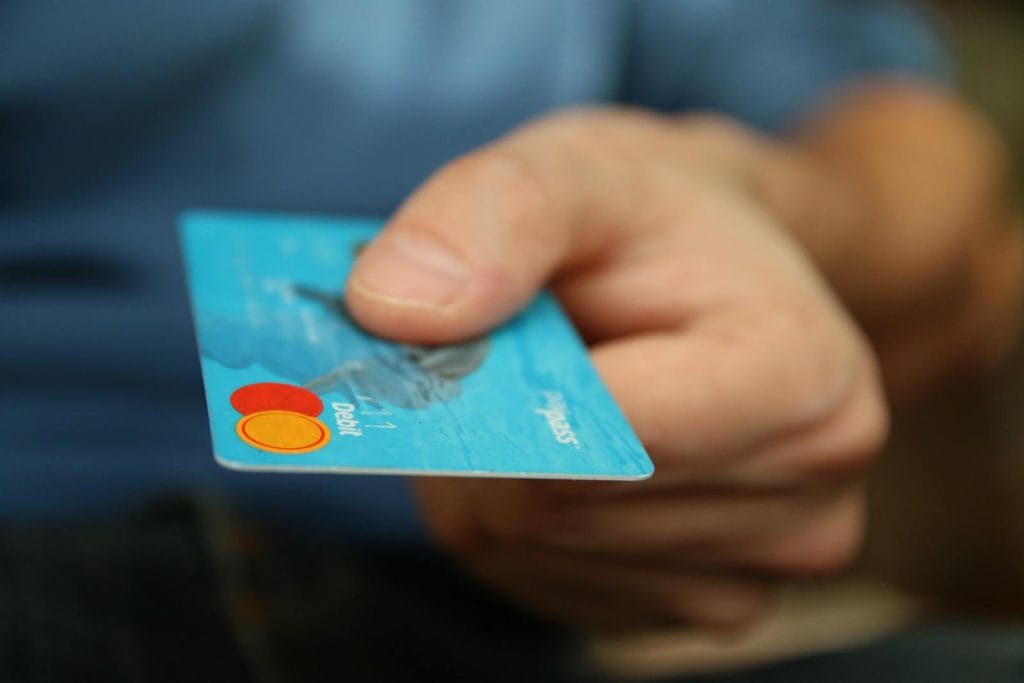 Modelo de petição de ação de reparação a título de danos morais e materiais por ser vítima de fraude em conta bancária 2 | Juristas Person Holding Debit Card