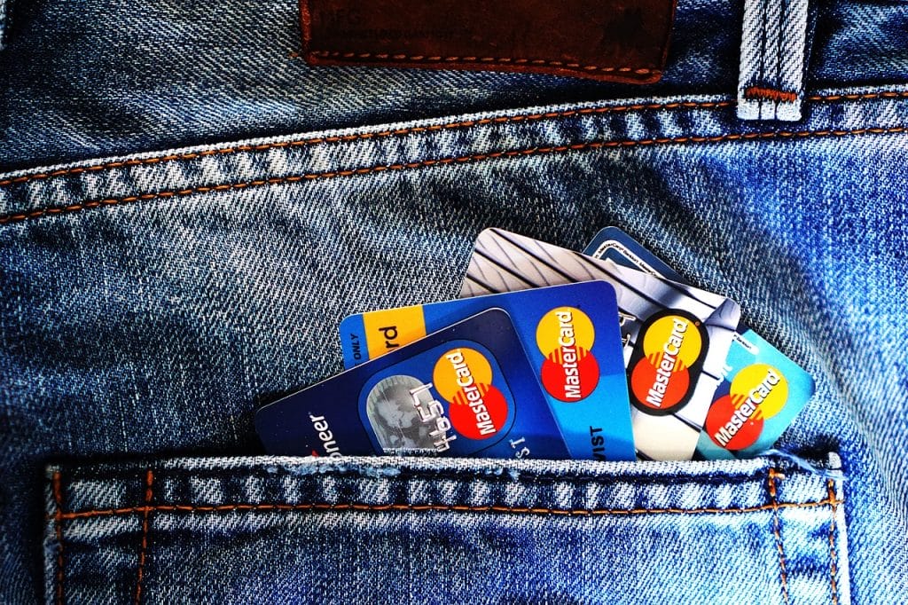 Modelo de petição de ação de reparação a título de danos morais e materiais por ser vítima de fraude em cartão de crédito 2 | Juristas credit cards, denim, jeans