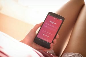 Modelo de petição de ação de reparação a título de danos morais e materiais por ser vítima de calúnia via Instagram 1 | Juristas Woman Holding Black Smartphone