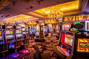 Justiça determina que Betano devolva metade das perdas de apostador compulsivo 1 | Juristas arcade machine with lights turned on inside room