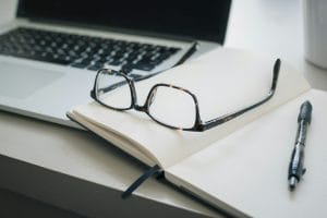 OAB-MS afasta preventivamente advogados em processo disciplinar por suspeita de “prompt injection” em petições 1 | Juristas black framed eyeglasses and black pen