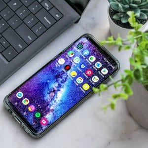 Modelo de contrato de locação de Smartphone Android com opção de compra ao final do contrato 1 | Juristas smartphone turned on beside laptop