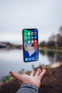 Modelo de contrato de locação de Iphone com opção de compra ao final do contrato 1 | Juristas silver iPhone X floating over open palm