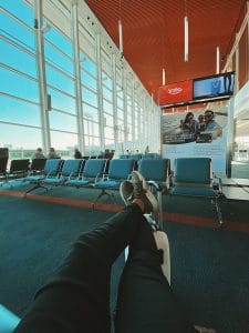 Modelo de petição de ação de reparação a título de danos morais e materiais por cancelamento indevido de transfer de aeroporto ao hotel 1 | Juristas Man waiting for flight in airport