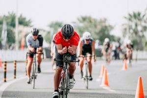 Modelo de contrato de prestação de serviços de Personal Trainer para Triatetlas 1 | Juristas Unrecognizable cyclists riding bikes on road during race