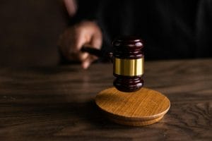 Governo libera crédito extra de R$ 230 milhões para famílias afetadas por desastres climáticos 1 | Juristas Brown Wooden Gavel on Brown Wooden Table