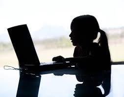 Plenário do Senado aprova projeto que estabelece proteção de crianças e adolescentes nas plataformas digitais | Juristas