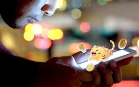 Demitida por jogar no celular no trabalho: vendedora tem pedido negado na Justiça | Juristas
