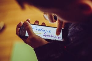 União Europeia discute regras para acesso gradual de crianças e adolescentes às redes sociais | Juristas