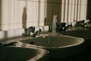 TST debate limites ao uso do banheiro durante a jornada de trabalho | Juristas