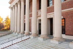 As 10 melhores bibliotecas jurídicas do mundo 1 | Juristas Biblioteca da Harvard Law School, com estantes de livros jurídicos, mesas de pesquisa e arquitetura clássica.