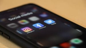 Meta, Google e TikTok enfrentam mais de 3 mil ações por uso viciante das redes | Juristas