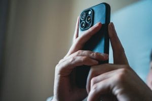 Celular escondido em banheiro teria sido usado para filmar funcionária sem consentimento 1 | Juristas filmando pelo celular